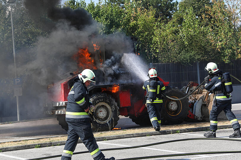 Bagger brannte auf Supermarkt-Parkplatz in Wels