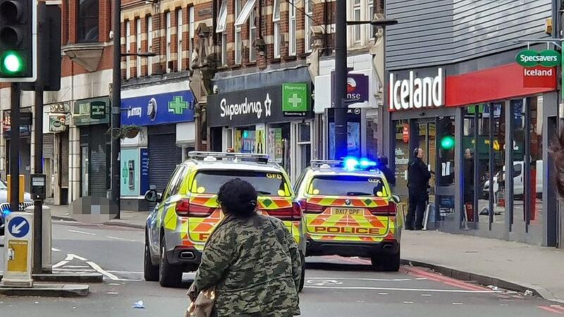 Terroverdacht - Polizei in London schießt auf Messerangreifer