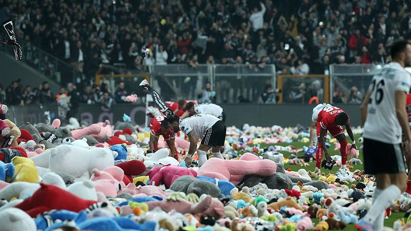 Soccer field full of stuffed animals: video shows fan action at Besiktas game
