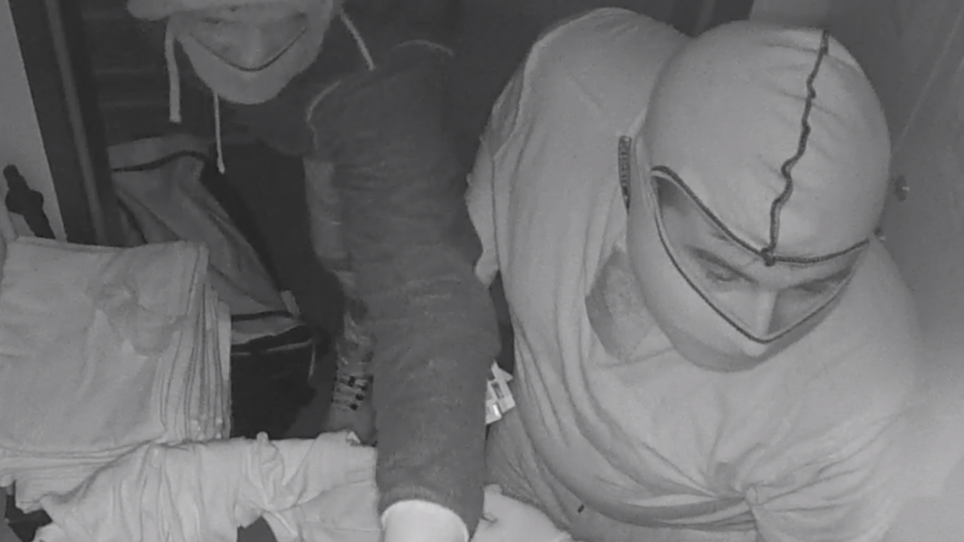 Überwachungskamera filmte Einbrecher: Wer kennt diese Männer?