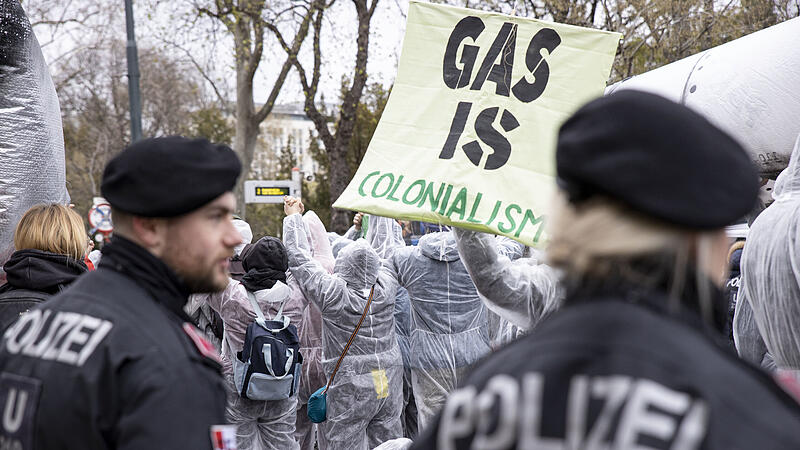 Liveblog: Massive protests against gas conference in Vienna