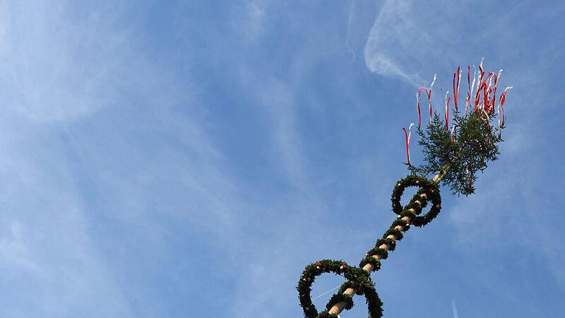 Traunkirchner Wirt verdeckt Maibaum "Der ist auch ein Fruchtbarkeitssymbol"