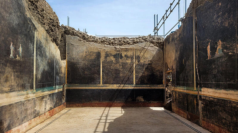 Spectacular Room Decorated With Trojan War Characters Discovered In Pompeii Fresco representing (left) the two lovers He