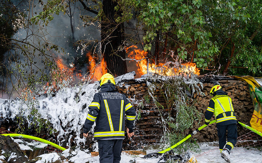 Holzstoß abgebrannt: Polizei sucht Brandstifter