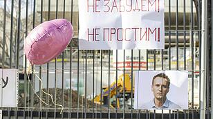 Trauer nach Nawalnys Tod: Gedenkstätte vor russischer Botschaft in Wien