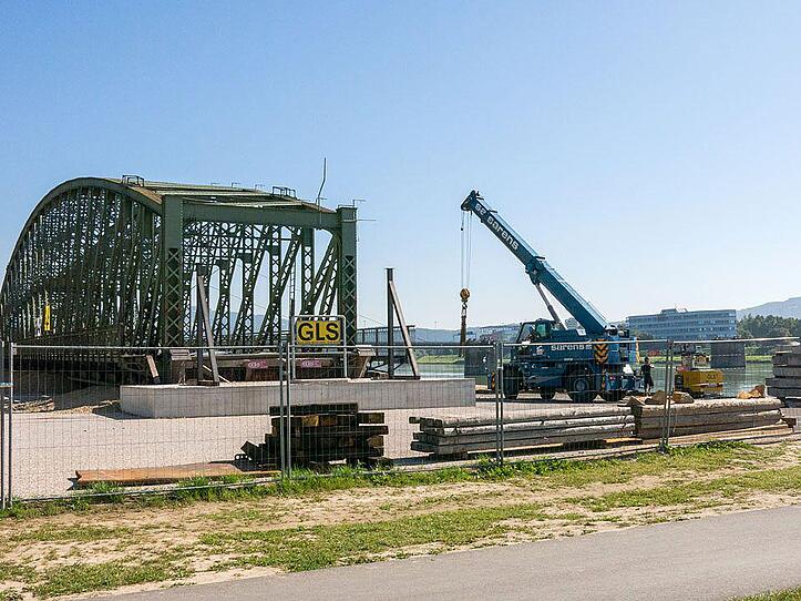 Die Linzer Eisenbahnbrücke wird zerlegt
