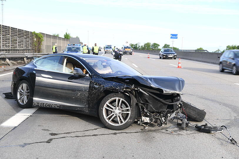Tesla nach Unfall auf A1 mit Totalschaden