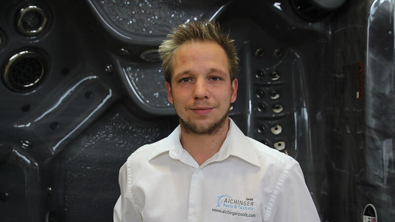 3 fRAGEN AN... Alexander Aichinger Er ist Verkaufsleiter von "Aichinger-Pools & Technik" in Riedau