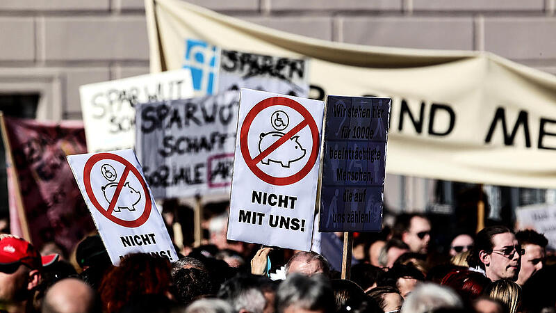 Demonstration vor dem Linzer Landhaus