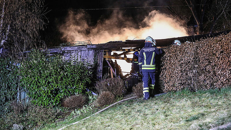 Fotos: Größerer Einsatz der Feuerwehren bei Brand einer Garten- und Werkstättenhütte in Schlatt, Schlatt, 01.04.2020 - 1/2