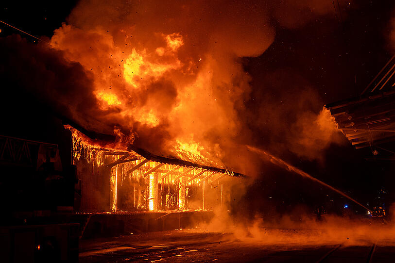Großbrand einer Lagerhalle in Enns