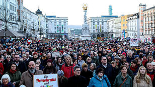 Kundgebungen und Lichtermeer: 4000 Menschen am Linzer Hauptplatz