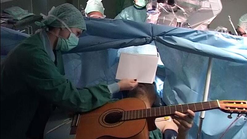 Wach im OP: Patient spielte während Eingriff am Gehirn auf seiner Gitarre