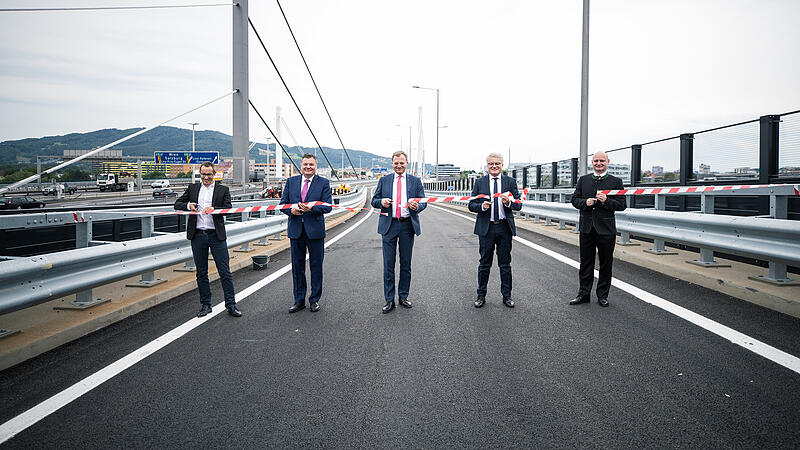 Die ersten Autos fahren über die neue Bypassbrücke auf der A7