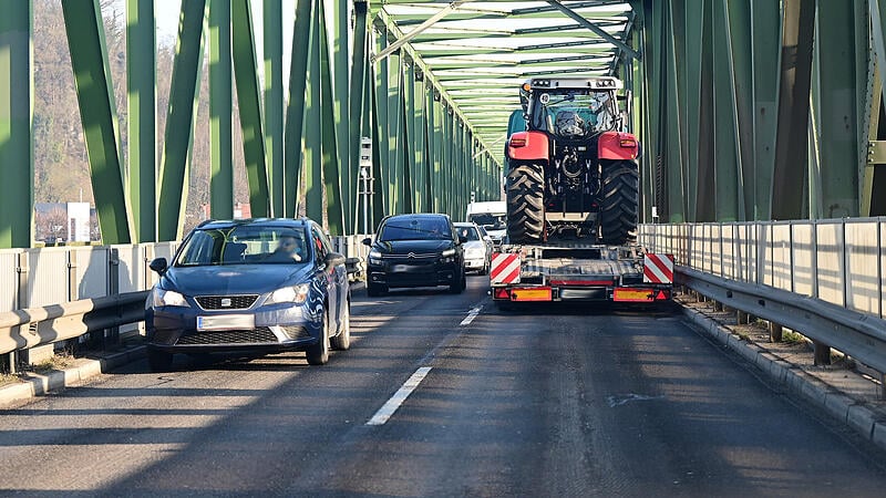 Radargeräte wegen 30 km/h-Beschränkung auf der sanierungsbedürftigen Donaubrücke Mauthausen