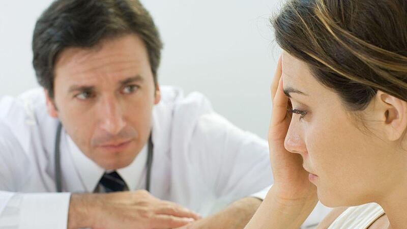 Männer und Frauen fühlen Schmerzen anders Arzt Frau