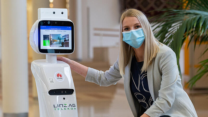 Roboter misst im Altersheim bei den Besuchern Fieber