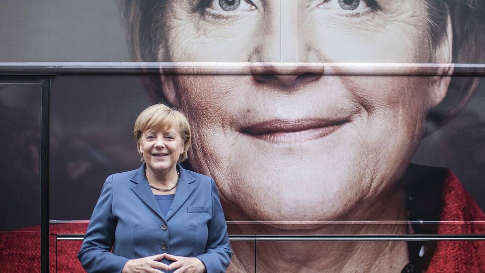 Bundeskanzlerin Angela Merkel posiert am 16.09.2013 vor dem Konrad Adenauer Haus, dem Sitz der Bundes CDU in Berlin bei