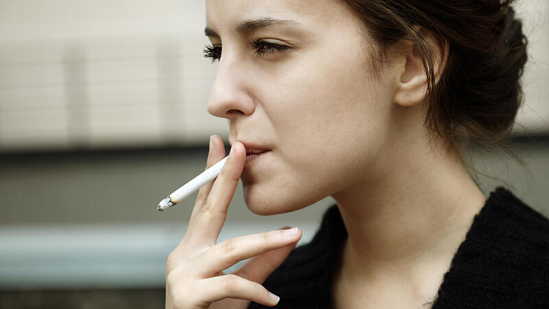 smoking,frau rauchen zigarette