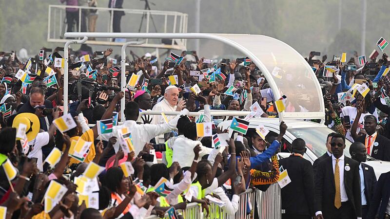Mit einer Friedensbotschaft kehrt der Papst zurück