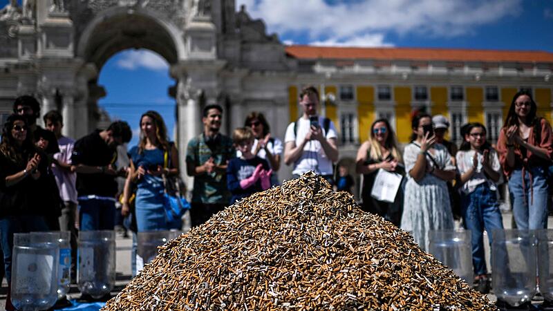Berg voller Zigarettenstummel in Lissabon