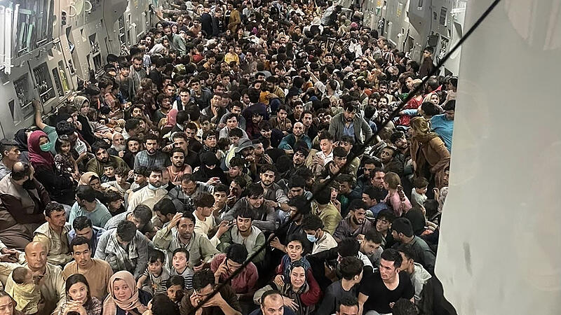 Evakuierung aus Afghanistan: Massen am Flughafen