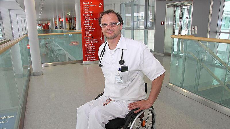Turnusarzt Gebhard Kurzweil flitzt im Rollstuhl durchs Krankenhaus