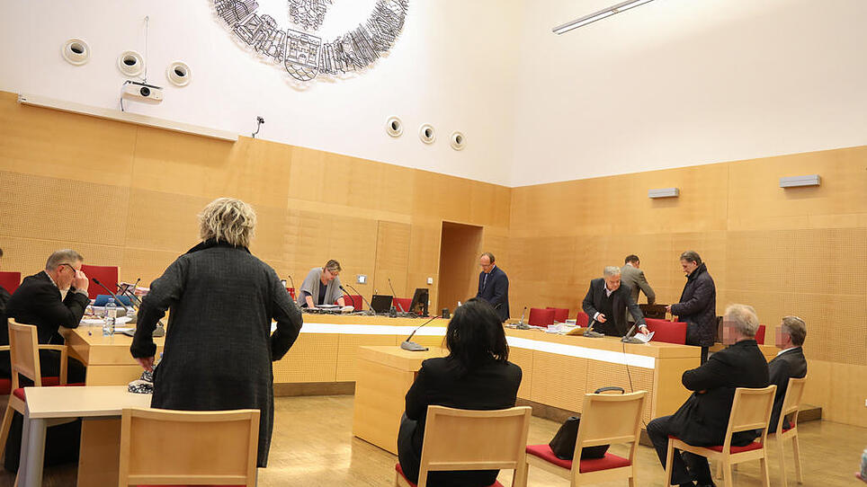 Fotos: Fortsetzung Welldorado-Prozess, Landesgericht Wels, Wels, 09.11.2016 - verpixelt