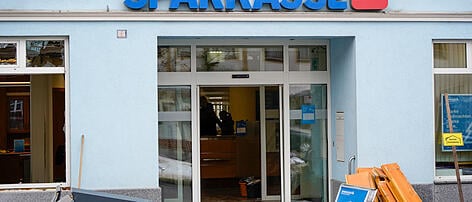 Bankomaten-Sprenger verwüsteten das Foyer in der Sparkasse Reichenthal