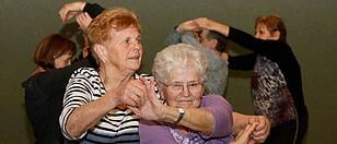 Agile Senioren tanzen in den Frühling