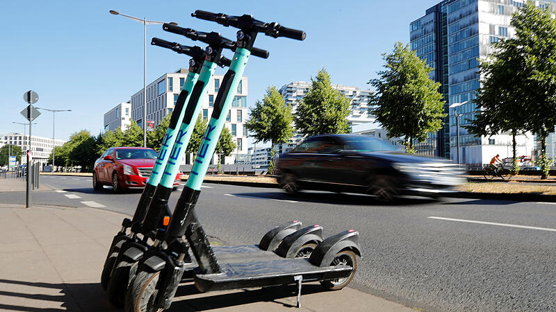 "Park-Streifen" für E-Scooter sollen in Linz und Wels Ordnung schaffen