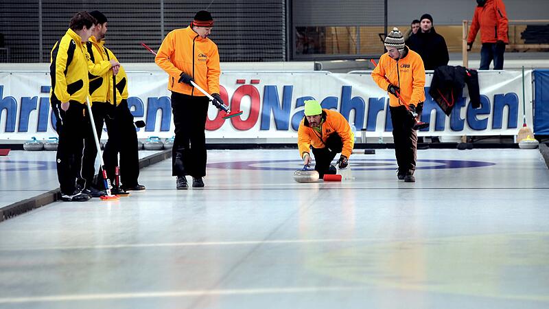 Curling Open Air am Steyrer Stadtplatz: Ab heute ,putzen&lsquo; 18 Teams die Eisfläche