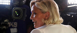 Le Pen schaffte in Frankreich einen knappen Sieg gegen Macron