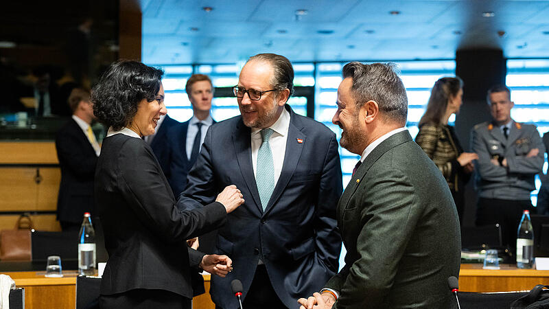 Rat der EU-Außenminister in Luxemburg: Österreichs Minister Schallenberg (M.) mit Amtskollegen Lahbib aus Belgien (l.) und  Bettel (r.) aus Luxemburg