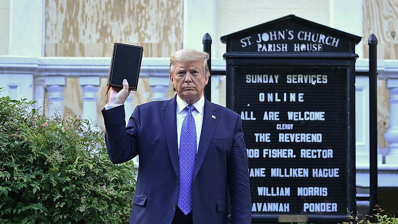 Nach Duft für Siegertypen vor Ostern eine Trump-Bibel