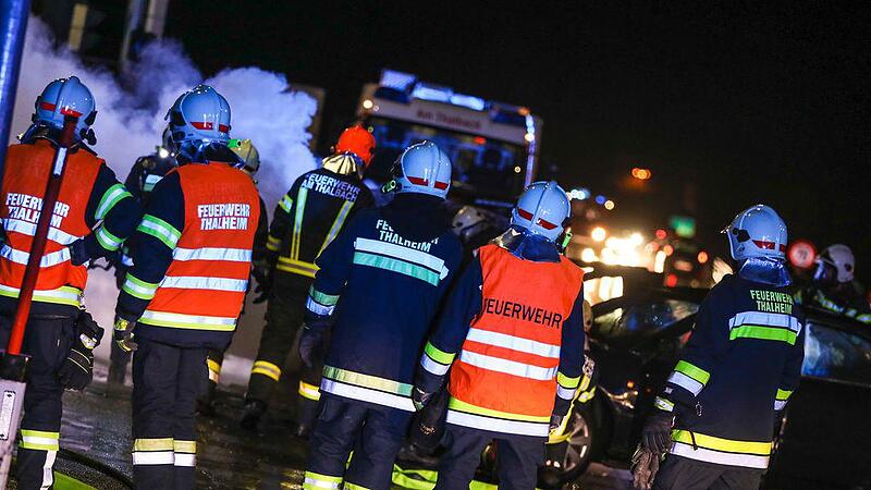 Auto ging bei Unfall in Thalheim in Flammen auf