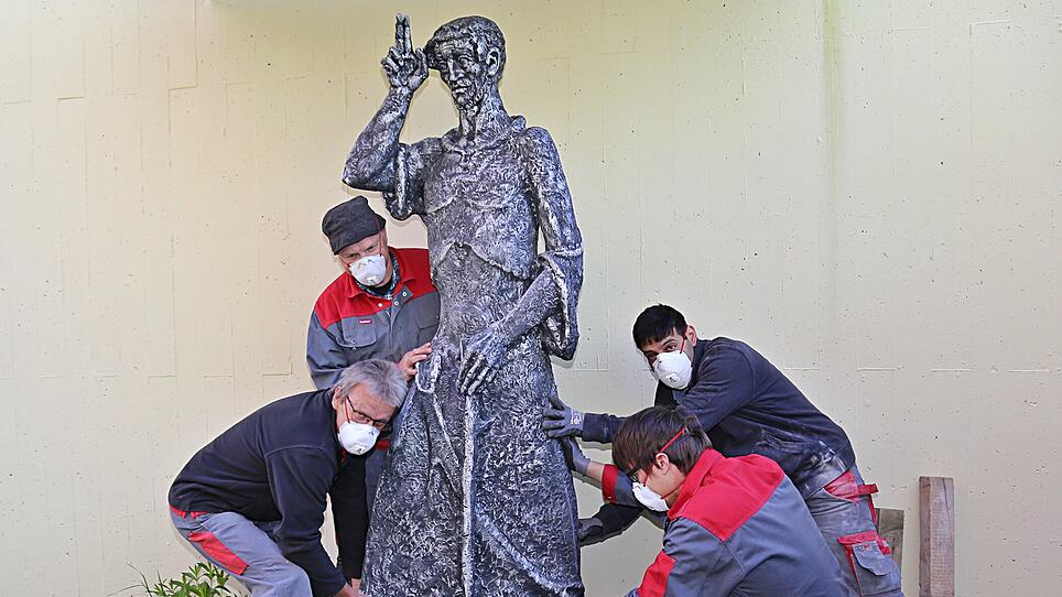 Beschädigte Statue wieder in Ebensee