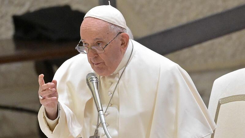 Papst überrascht die Welt: Segen für Homosexuelle