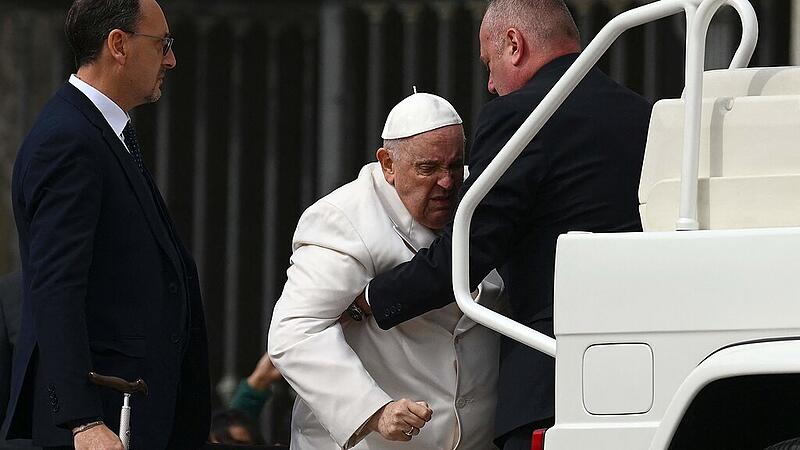 Papst nach Herz- und Atemproblemen im Krankenhaus