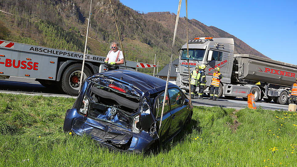 Fotos: Verkehrsunfall zwischen LKW und PKW in Micheldorf in Oberösterreich fordert zwei Verletzte, Micheldorf in Oberösterreich, 20.04.2019