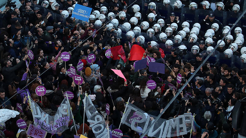 Gewaltsames Vorgehen gegen Frauenprotestmarsch in der Türkei