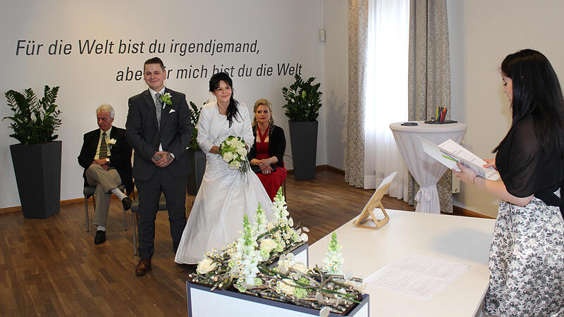 Braut und Bräutigam geben sich nun ihr Ja-Wort in der Welser Burg