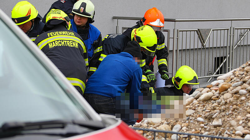 Marchtrenk: Mann stürzte auf Poolbaustelle in Baugrube