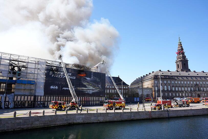 Dänemarks "Notre-Dame-Moment": Alte Börse in Kopenhagen brennt