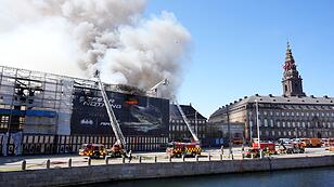 Alte Börse in Kopenhagen brennt: Gebäude evakuiert