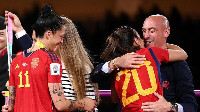 Kissing scandal: Spain’s world champions continue to strike