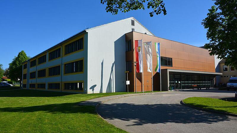 Hauptschule Hofkirchen zum 50er renoviert