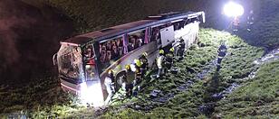Reisebus stürzte über Hang: Vier Schwerverletzte