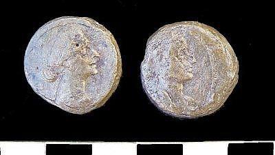 Hier ist Kleopatra auf Münzen zu sehen