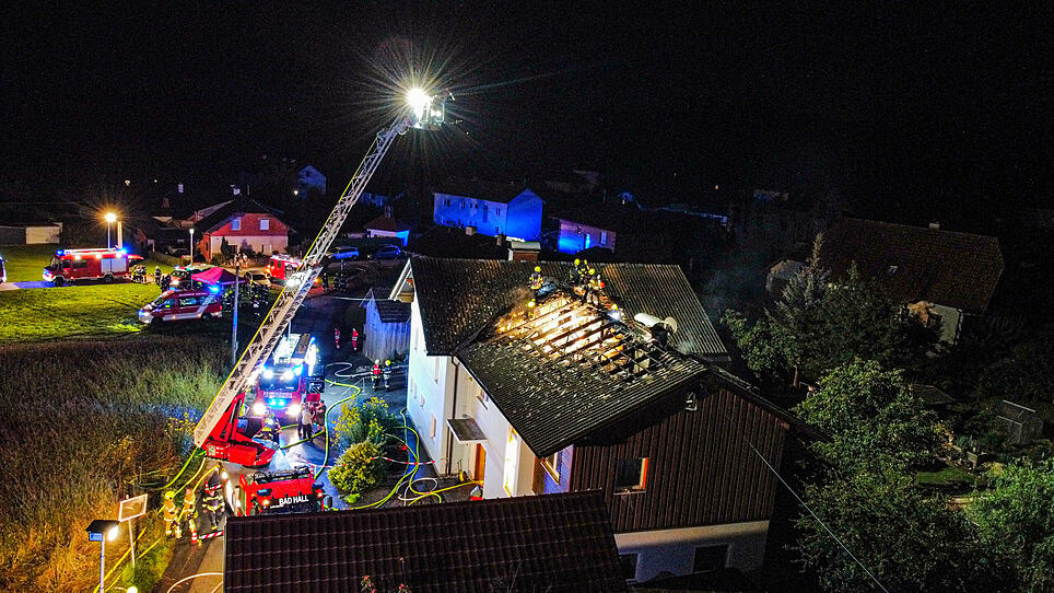 Feuerwehr-Großeinsatz bei Dachstuhlbrand in Kremsmünster